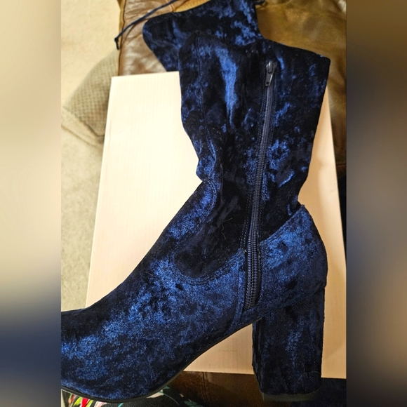 Adina Navy Velvet WC - Picture 6 of 9